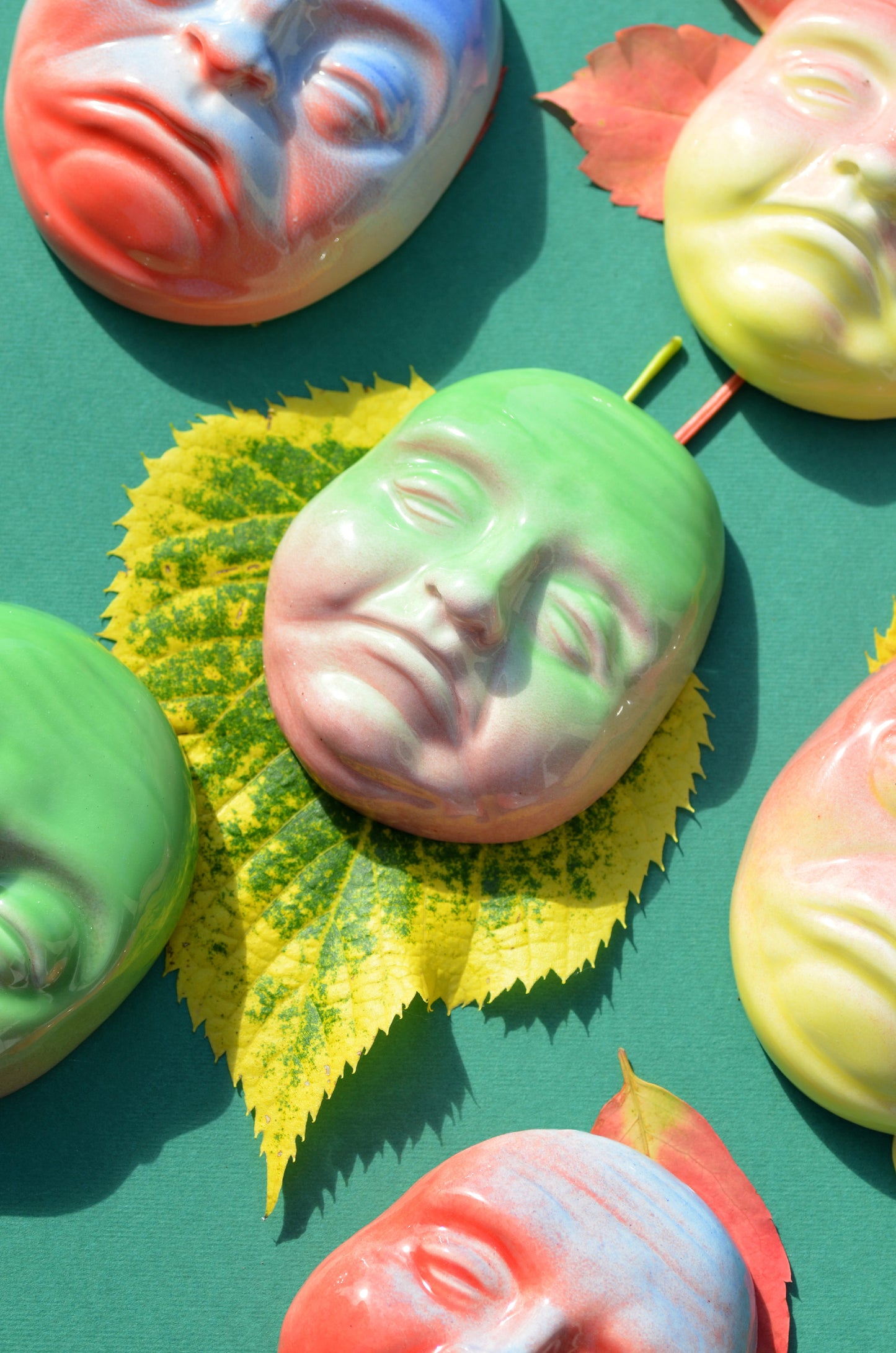 faccina rosa e giallo decorazione da parete in ceramica macula