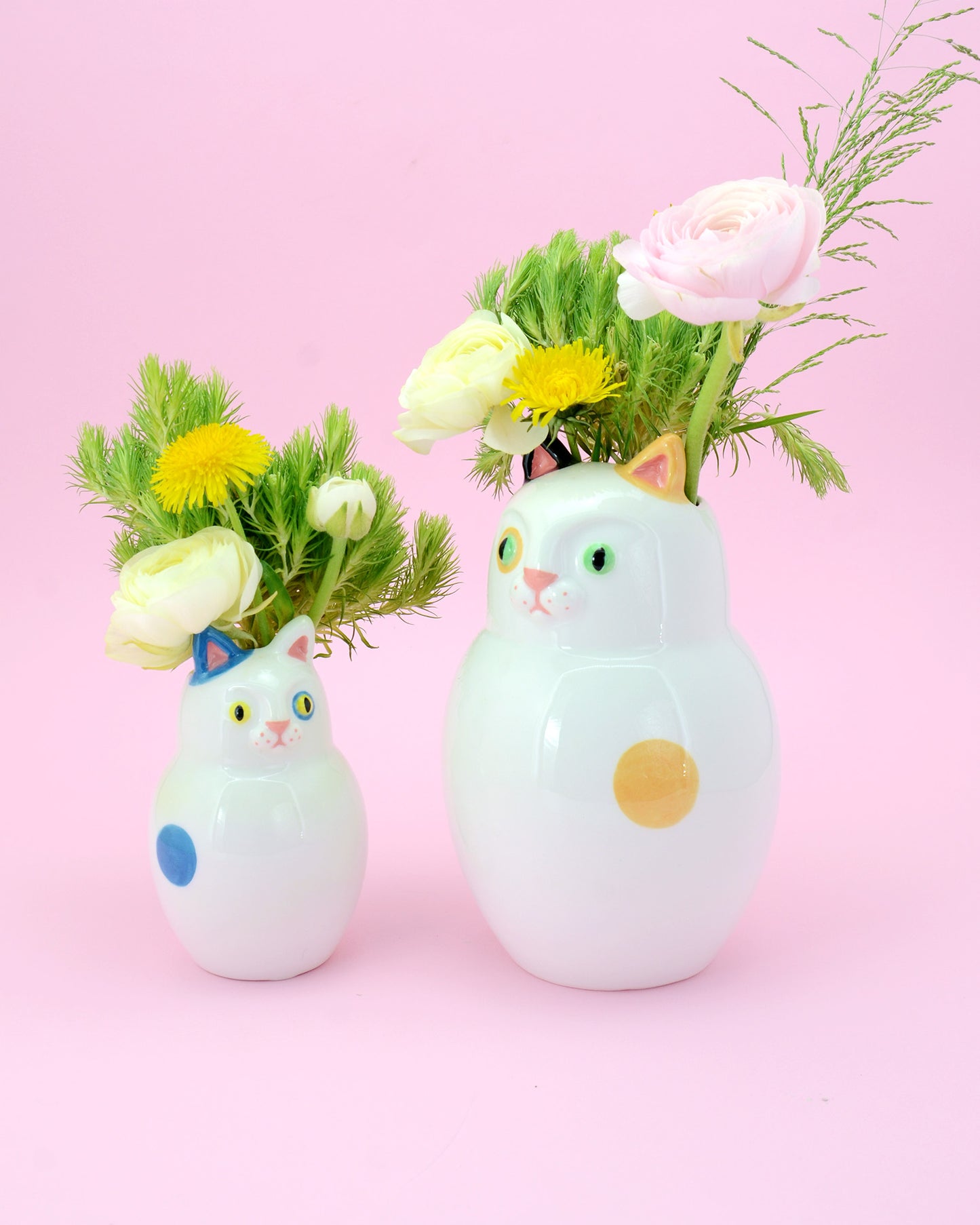 gattone bianco con pois arancio e nero vaso in ceramica macula