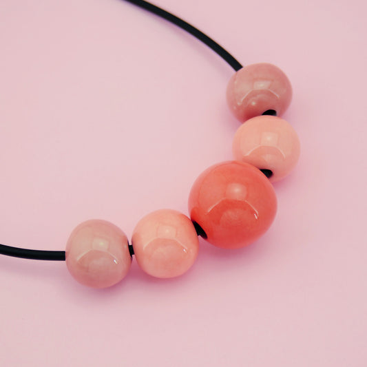 collana con cinque perle rosa in ceramica macula