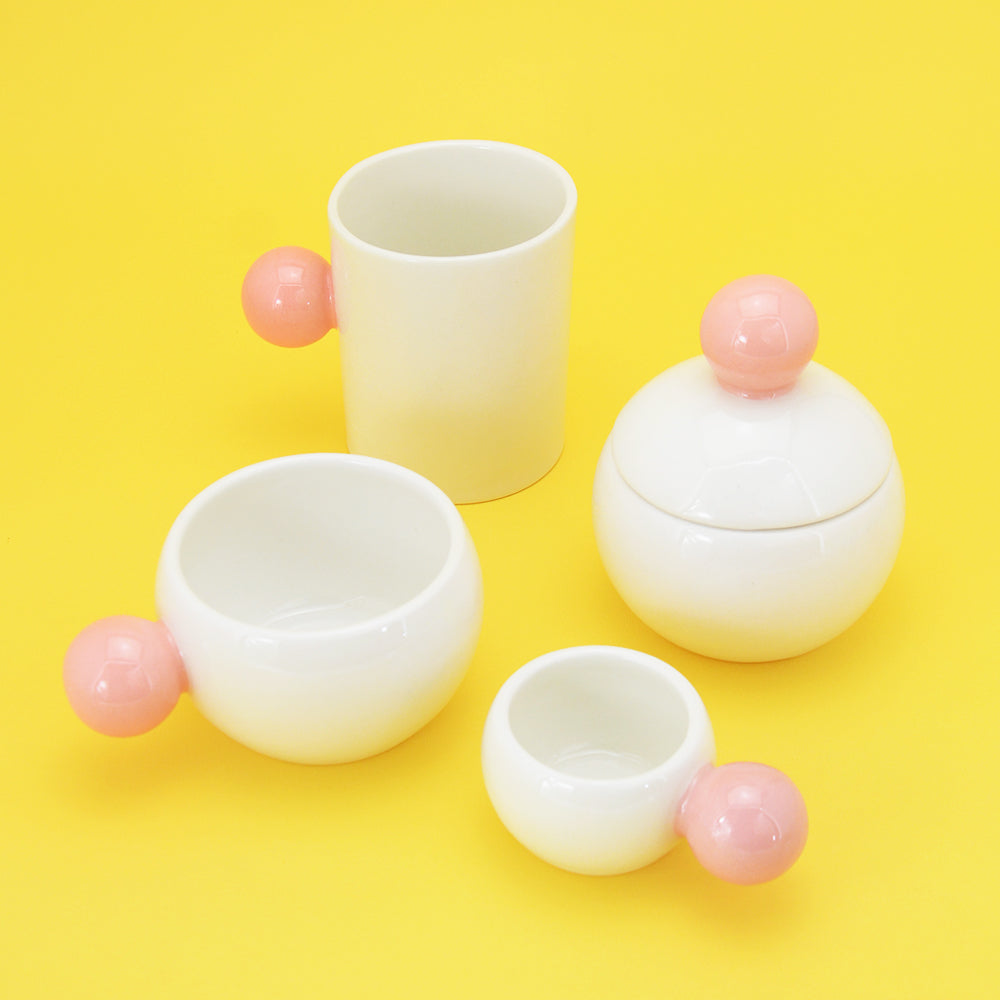 tazze bianche con manici palla rosa ceramica macula