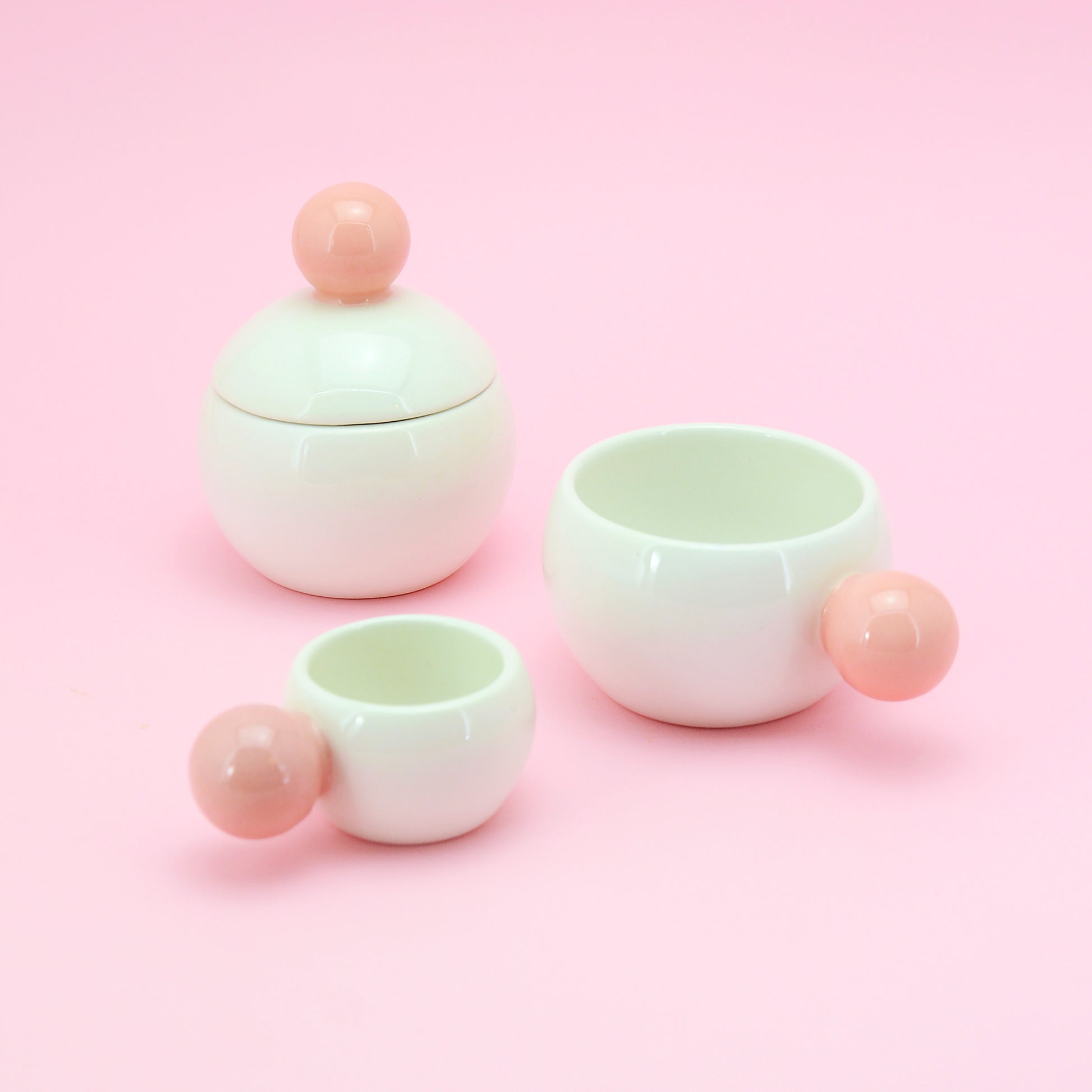 tazze bianche con manici rosa ceramica macula