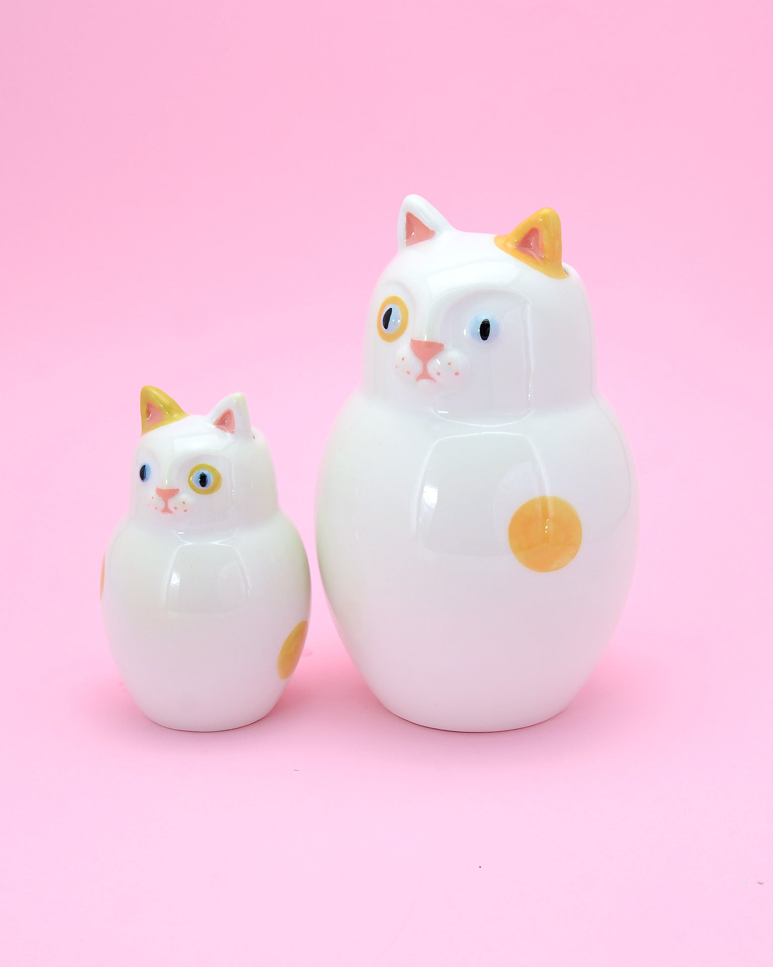 gattino bianco con pois arancio vaso in ceramica macula