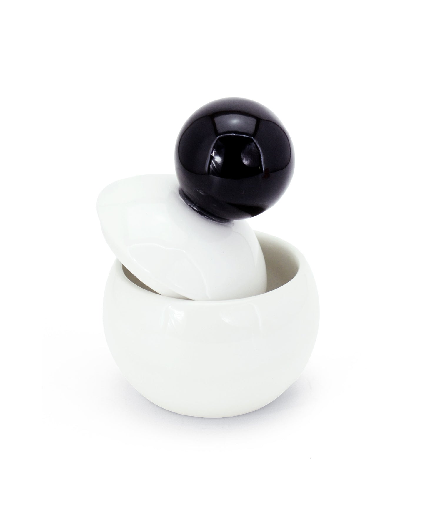 barattolo in ceramica bianco con tappo a forma di palla nera macula