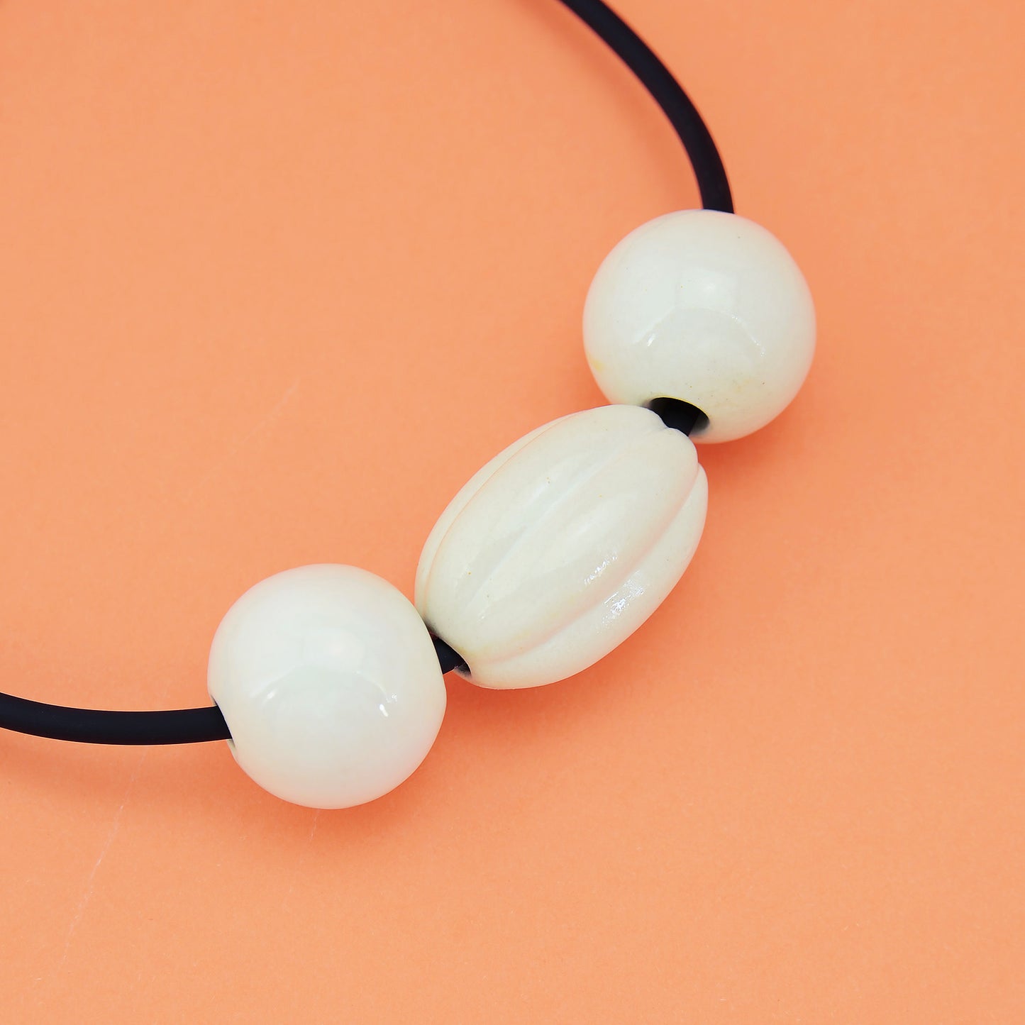 collana con tre perle bianco avorio in ceramica macula