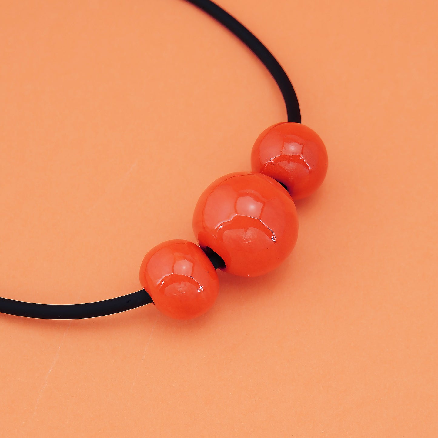 collana con tre perle rosse in ceramica macula