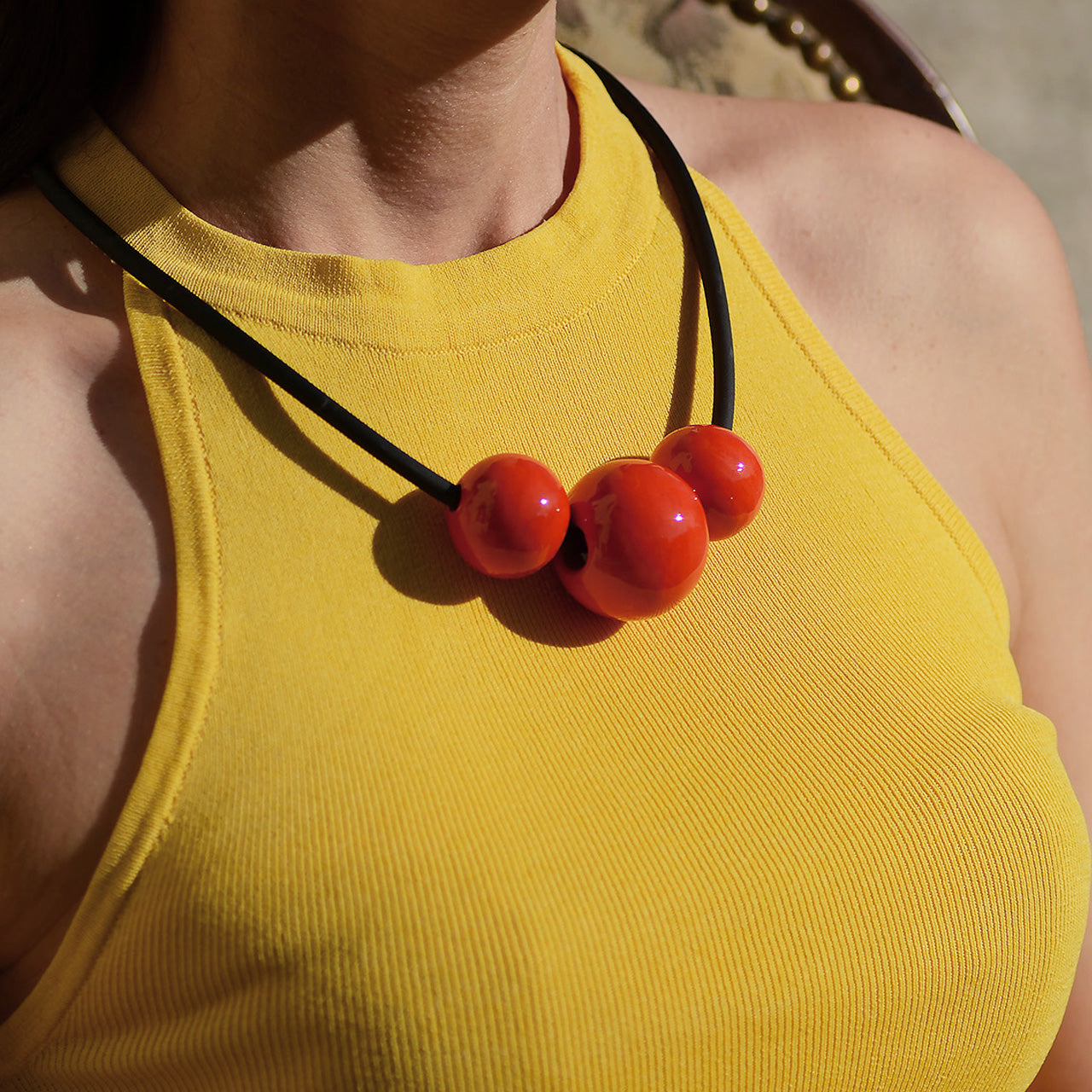 collana con tre perle rosse in ceramica macula