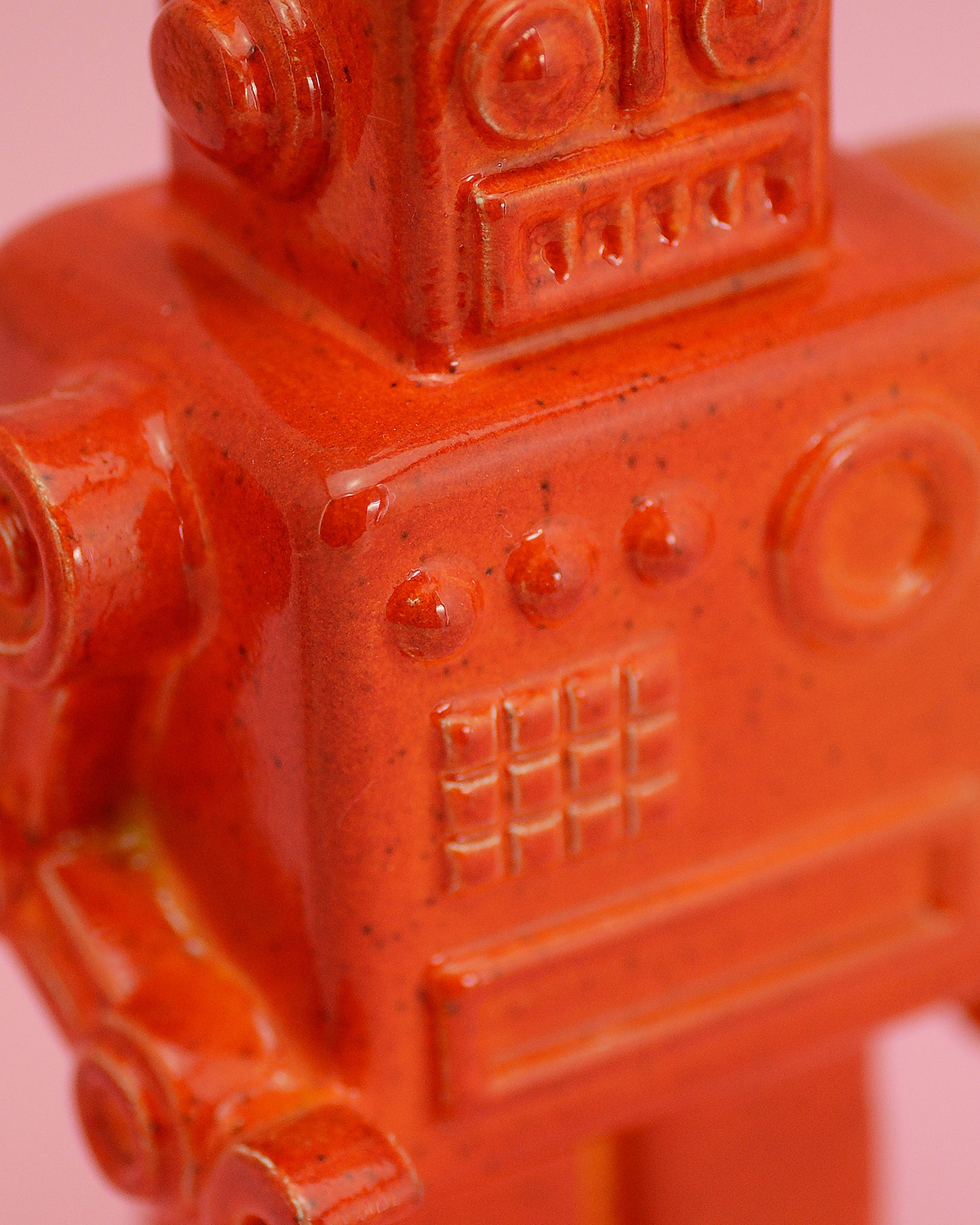 robot rosso scultura ceramica macula